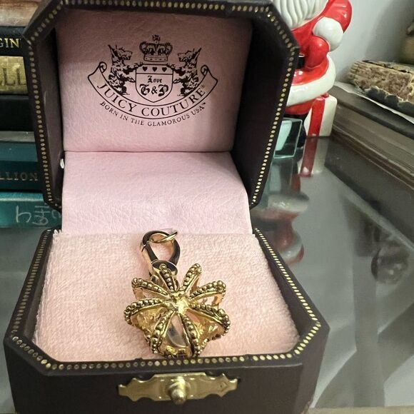 Vintage 80’s Juicy Couture Crown Charm in Original Box. - Picture 2 of 7